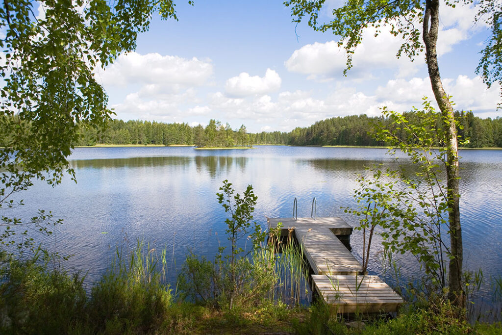 kesäinen järvimaisema